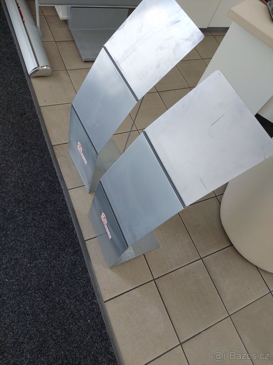 Stojan na ceník plech