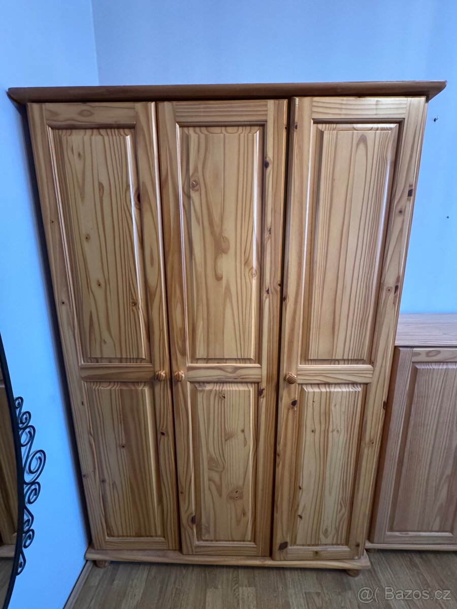 Skříň 3dveřová 8863 lakovaná