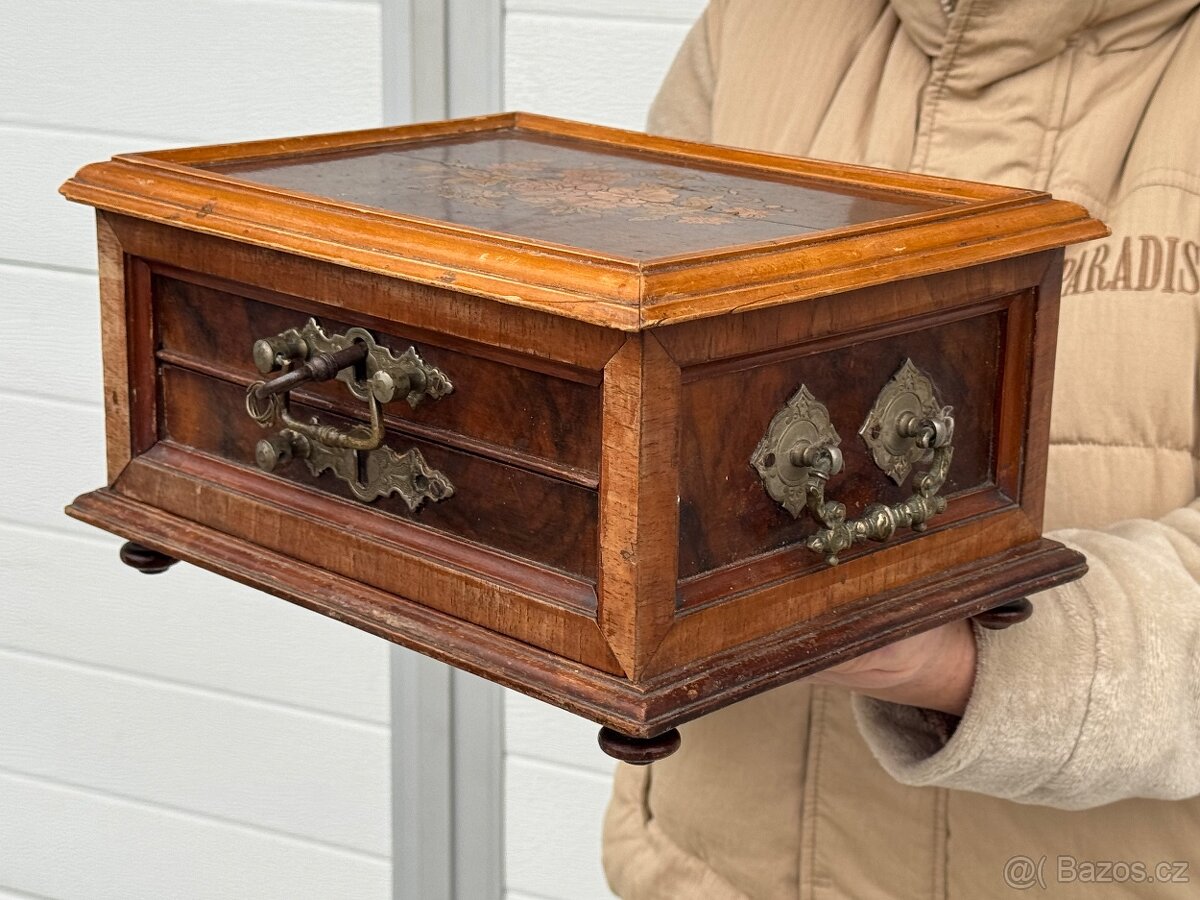 Krásná velice stará šperkovnice Empír