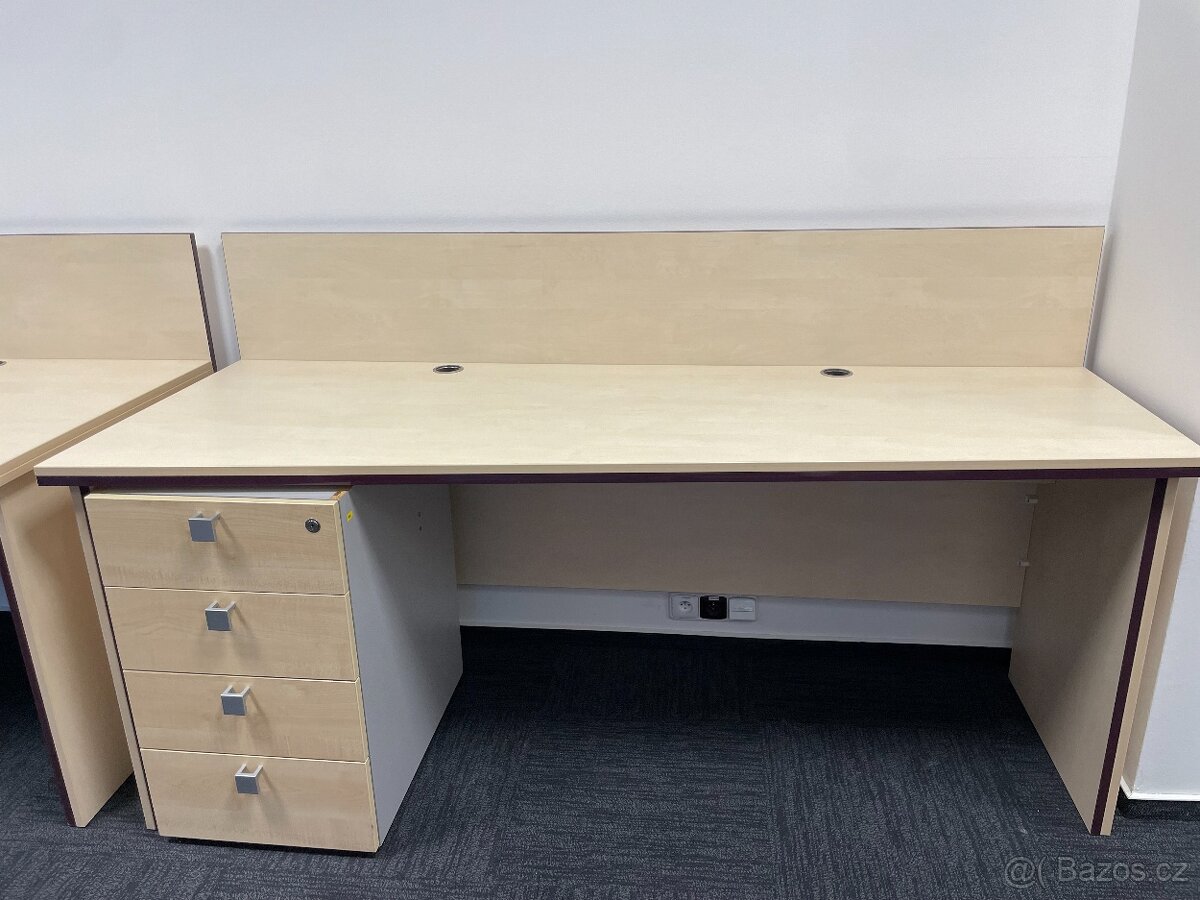Kancelářský stůl s paravánem