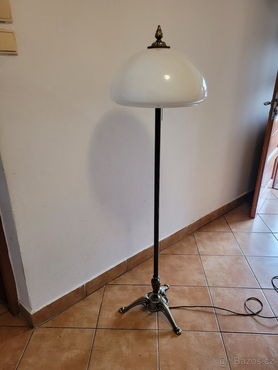 stojací podlahová mosazná lampa, bílé stínidlo