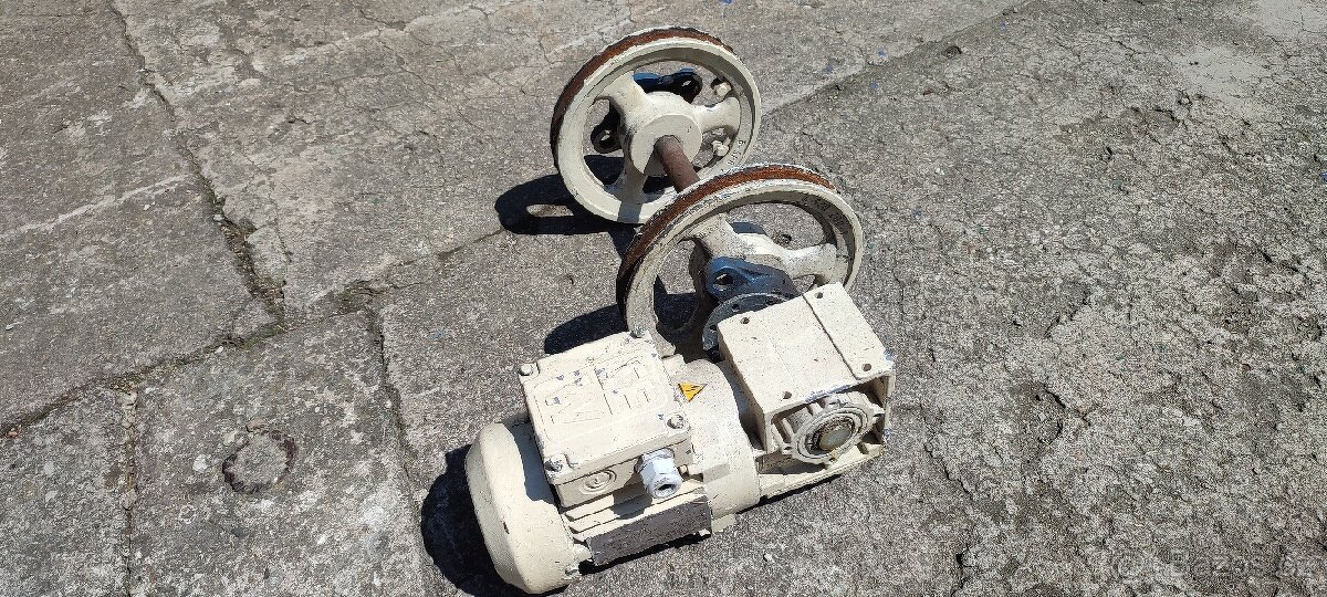 Elektromotor s převodovkou 68 ot./min.