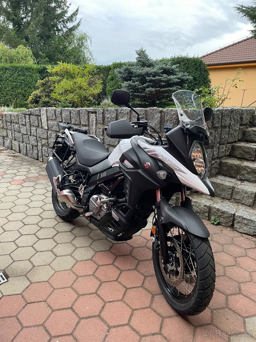 Suzuki V-Strom 650 XT s kufry