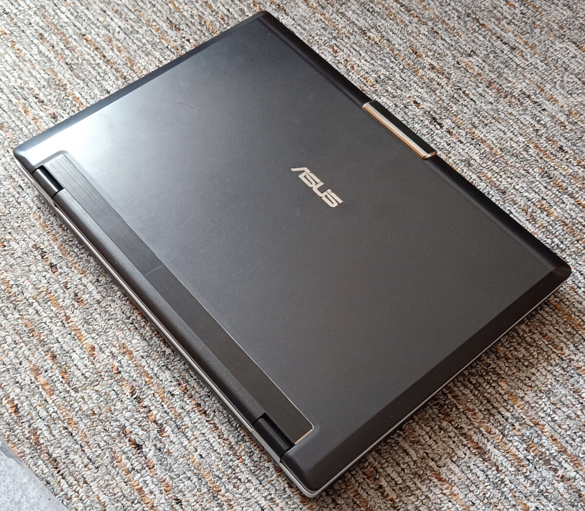 ASUS V1J-AK005 + dokovací stanice+ brašna
