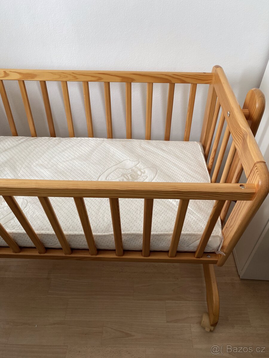 Prodám dětskou postýlku, mobilní, s novou matrací