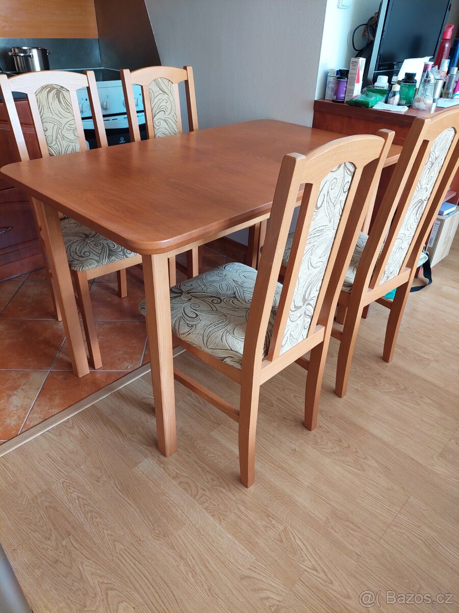 Kuchyňský stůl a 4 pohodlné čalouněné židle