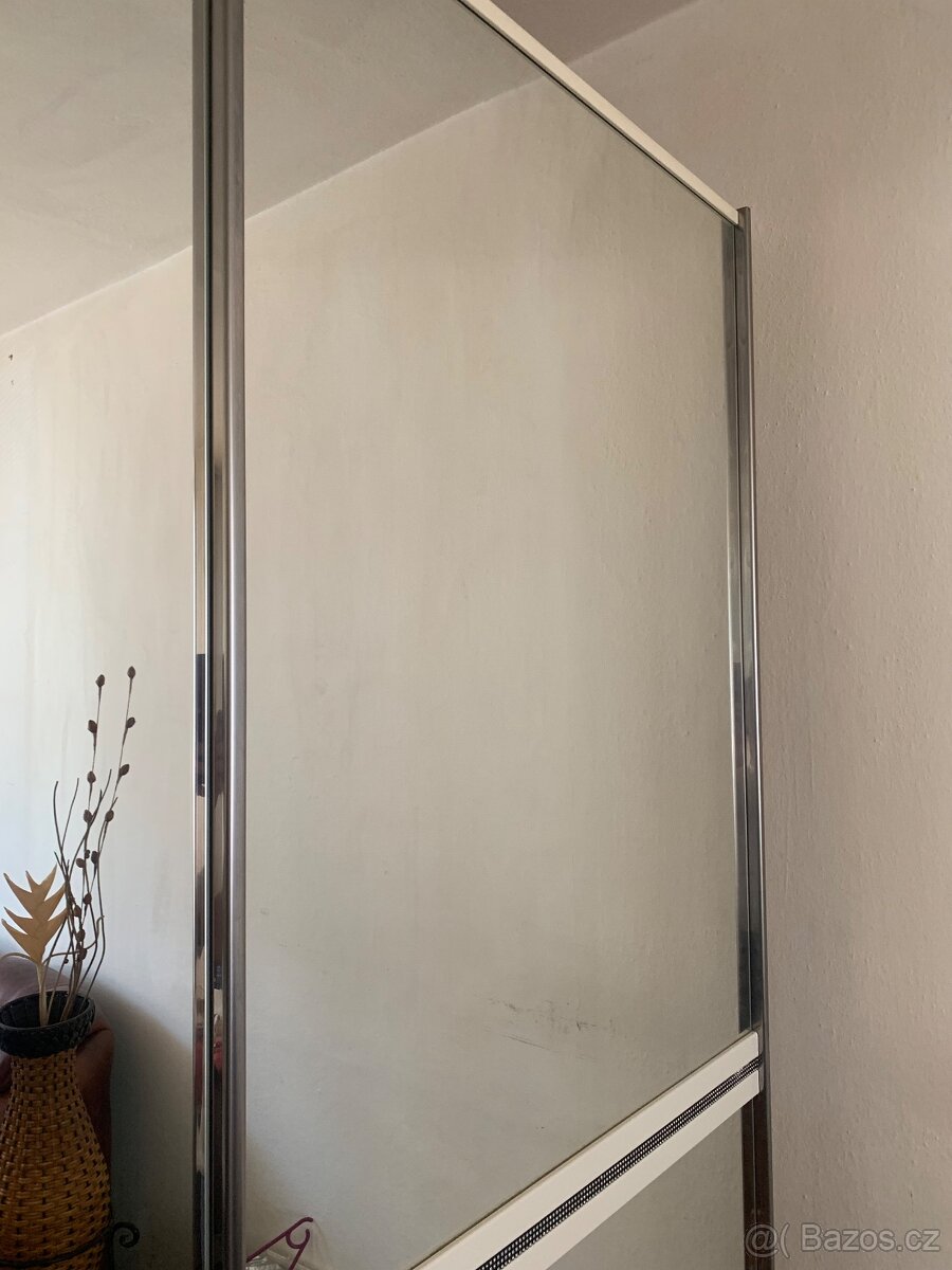 Velká skříň 300 cm se zrcadlovými posuvnými dveřmi – Brno