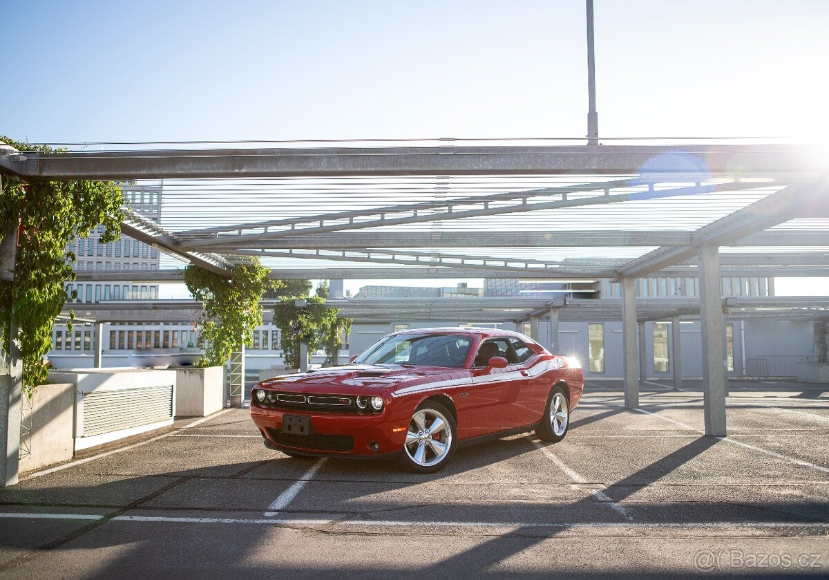 Dodge Challenger 5.7 HEMI - půjč si legendu 🏁