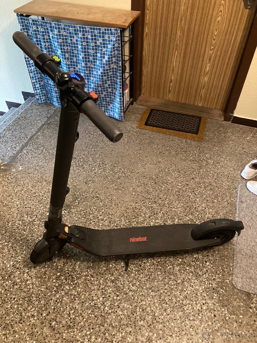 Elektrická koloběžka Ninebot by Segway E25E