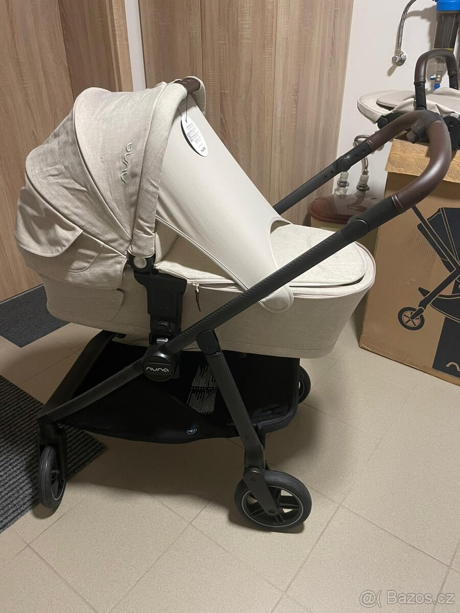 Kočárek dvojkombinace NUNA SWIV Biscotti