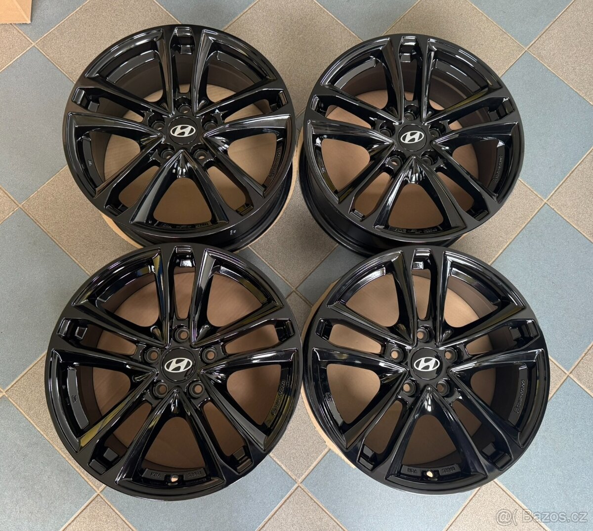 nová originální alu Hyundai 17", rozteč 5x114,3