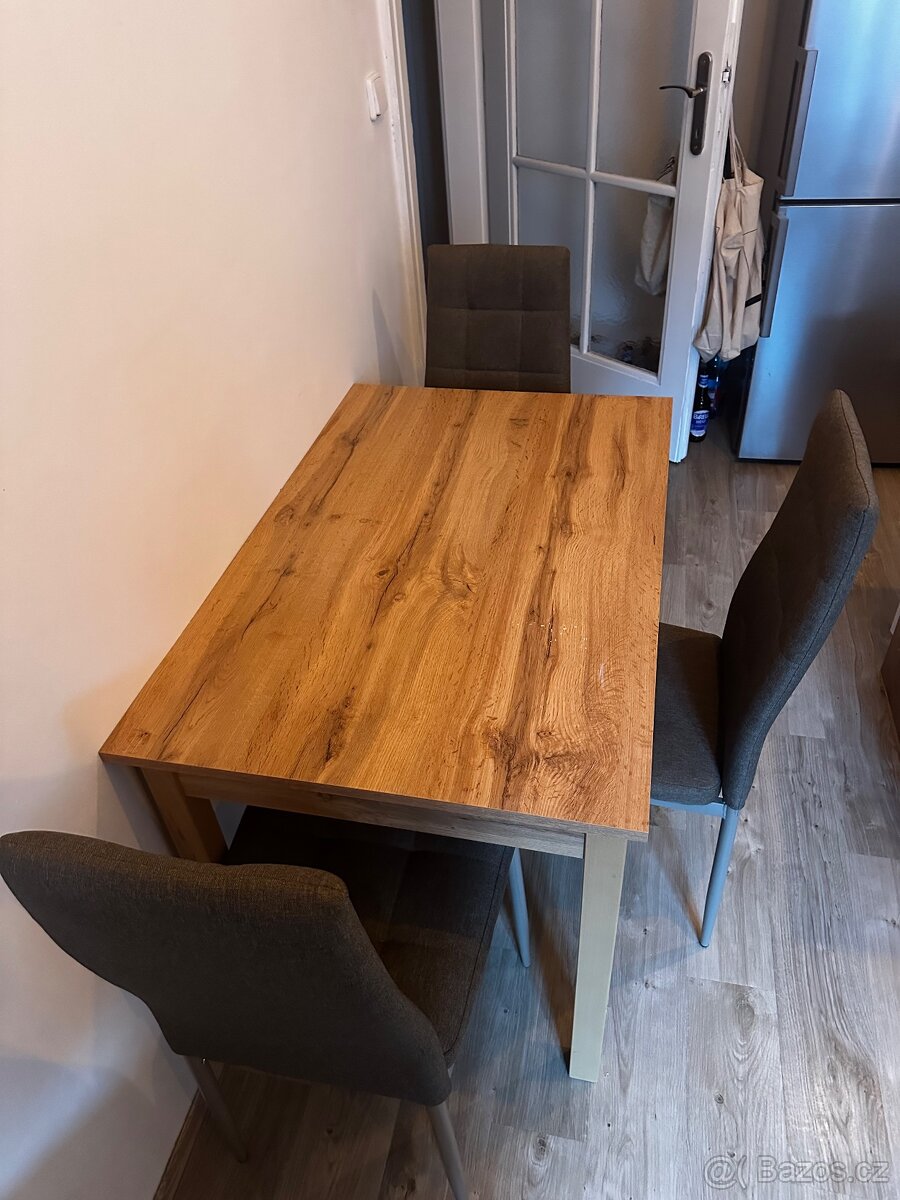 Jídelní stůl a židle