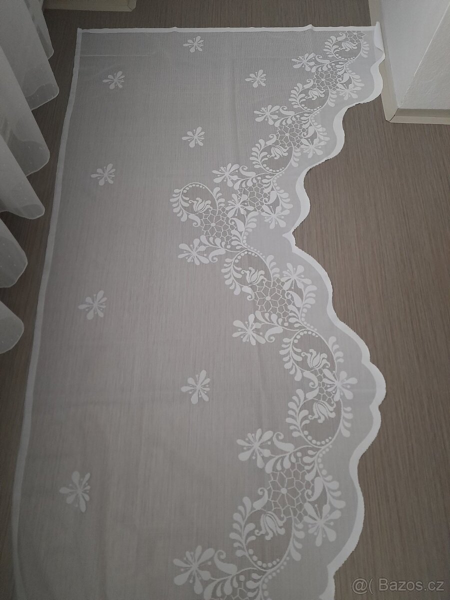 Krátká oblouková záclona s ornamenty