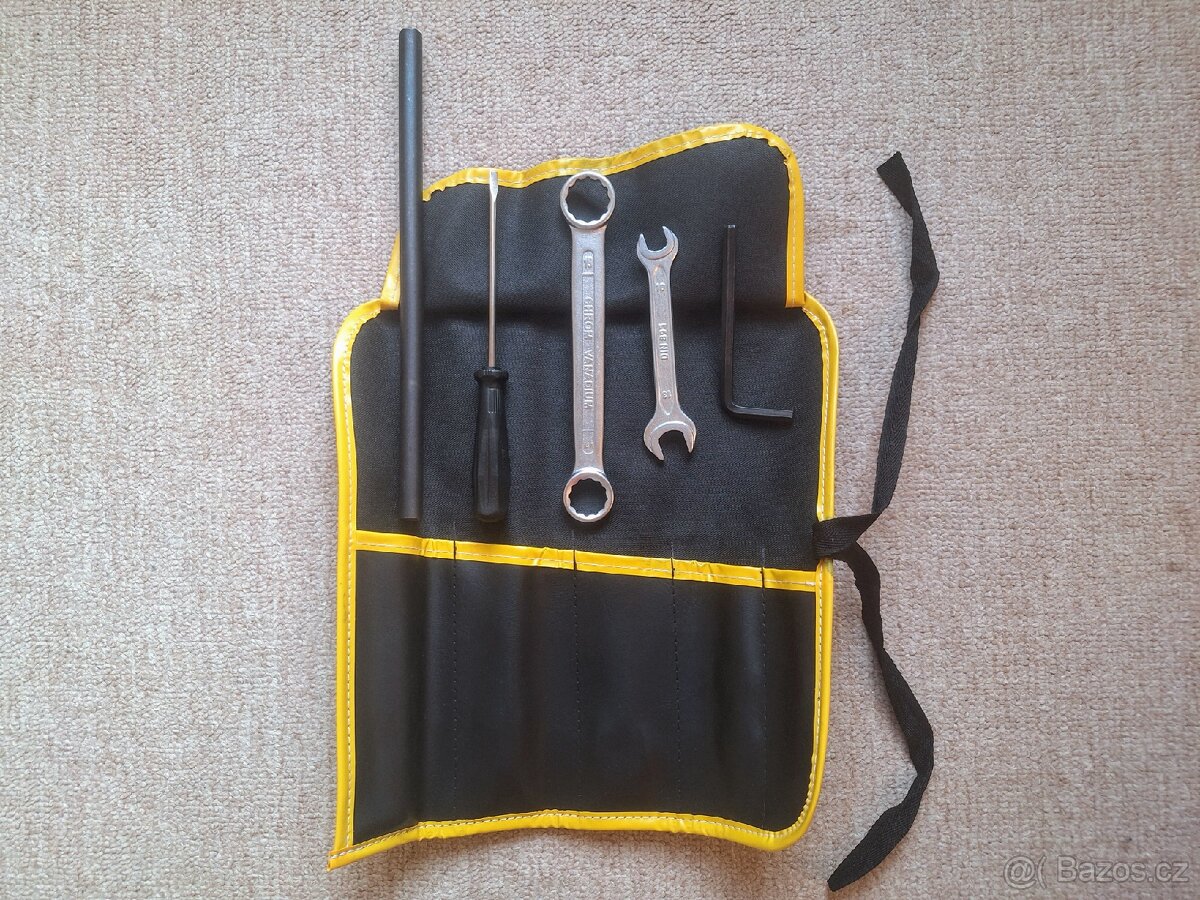 Koženková brašna s nářadím na motorku, stavební stroje apod.