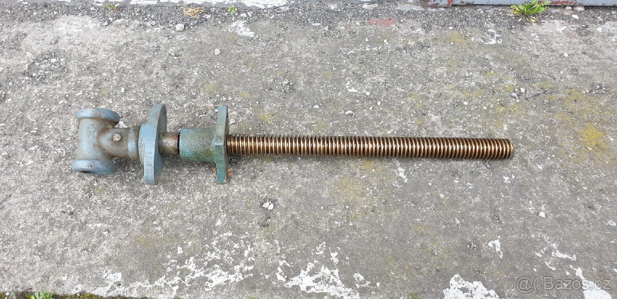 Trapezový šroub na hoblici