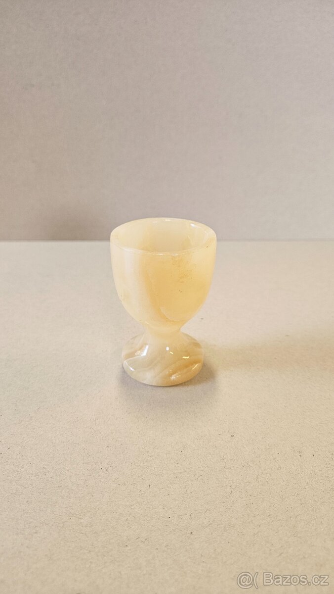 Stojánek na vejce z onyxu