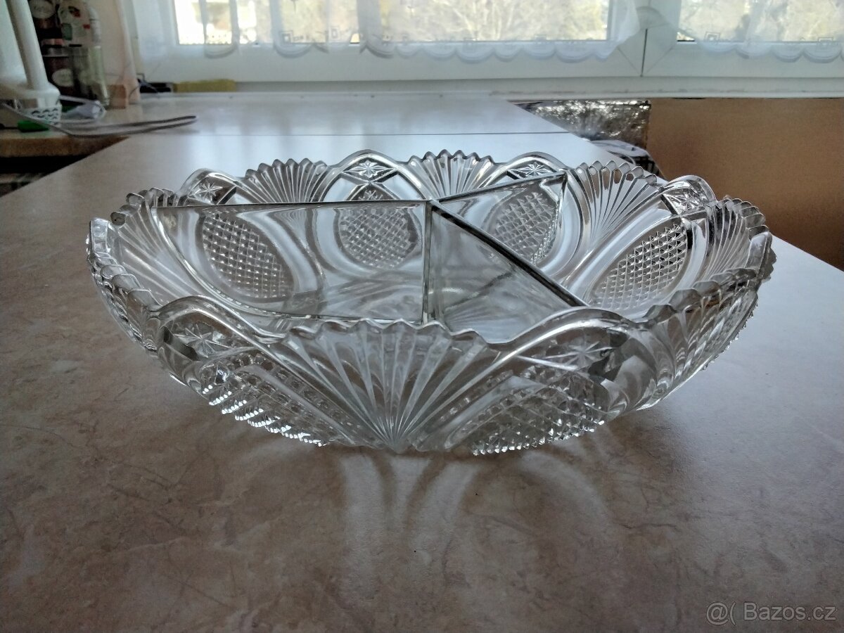 PRODÁM SKLENĚNOU DĚLENOU MÍSU