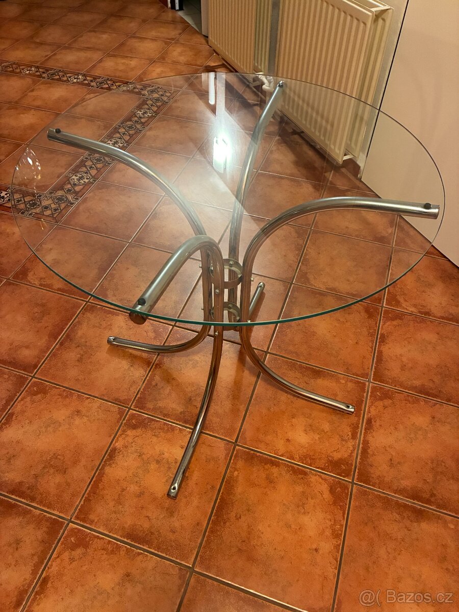 Krásný kulatý stul.