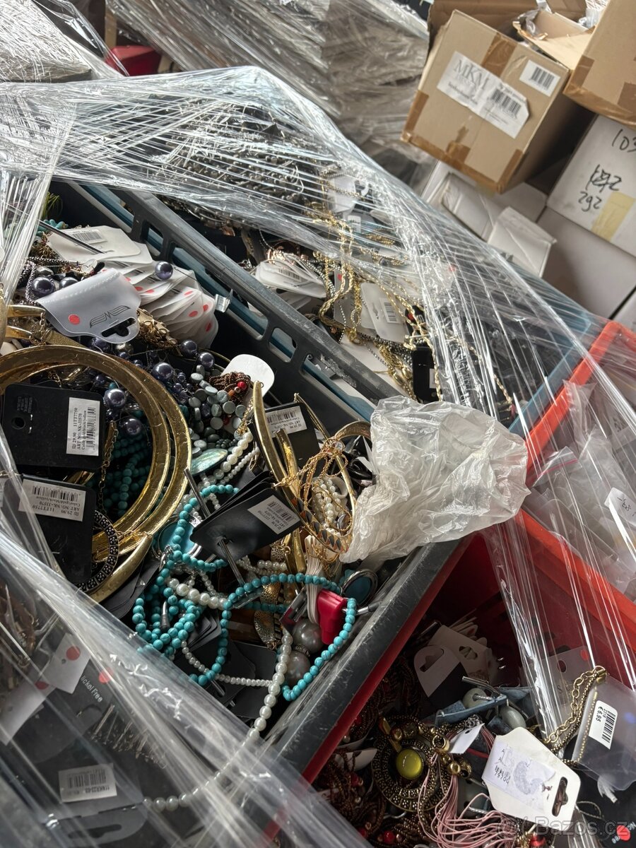 Levná bižuterie ve velkém množství