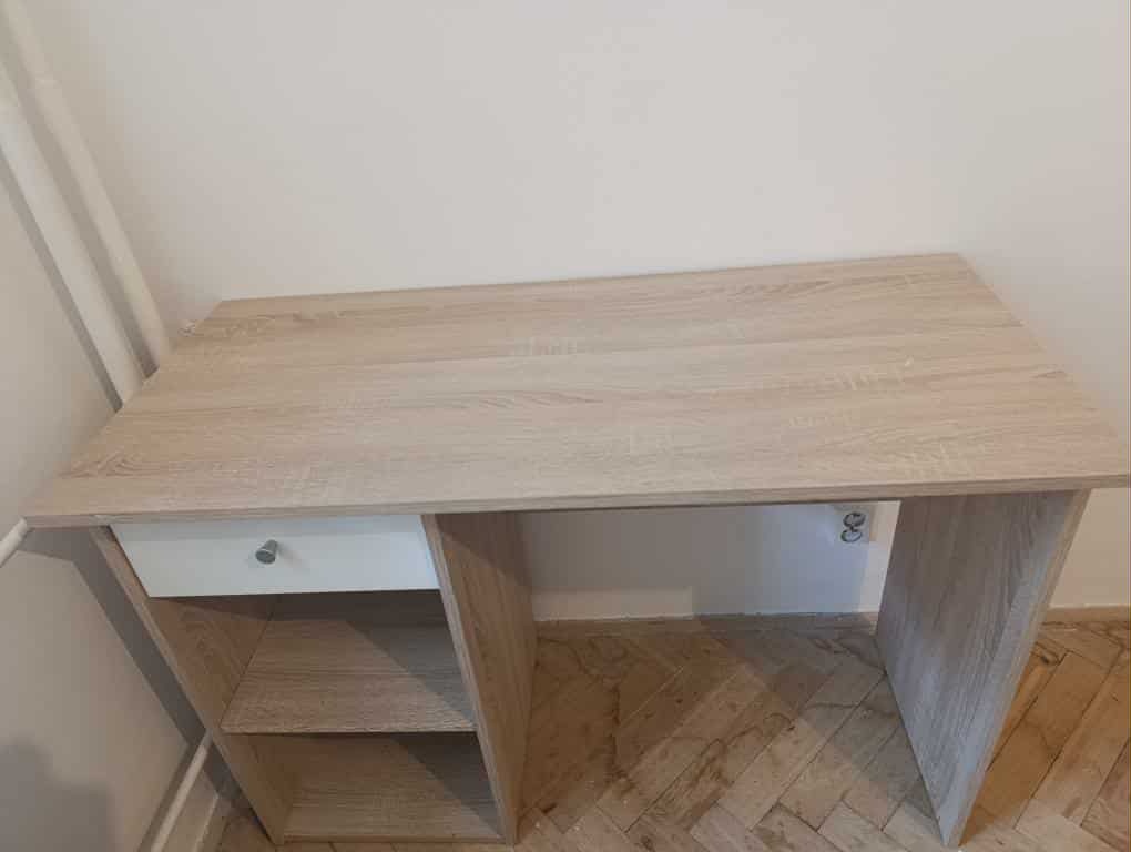 Stůl a křeslo