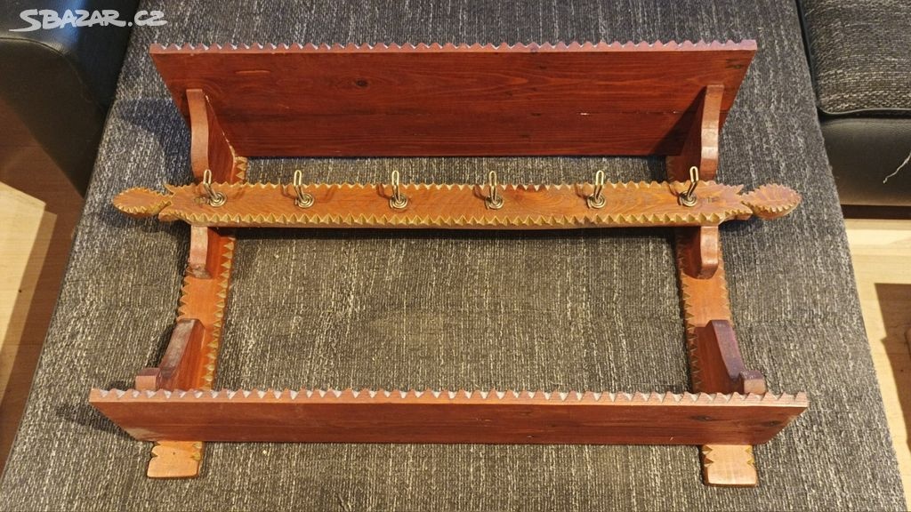 Dřevěná, vyřezávaná police na stěnu