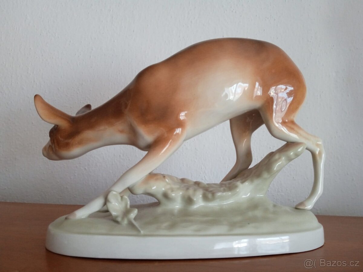 Porcelánová soška srny