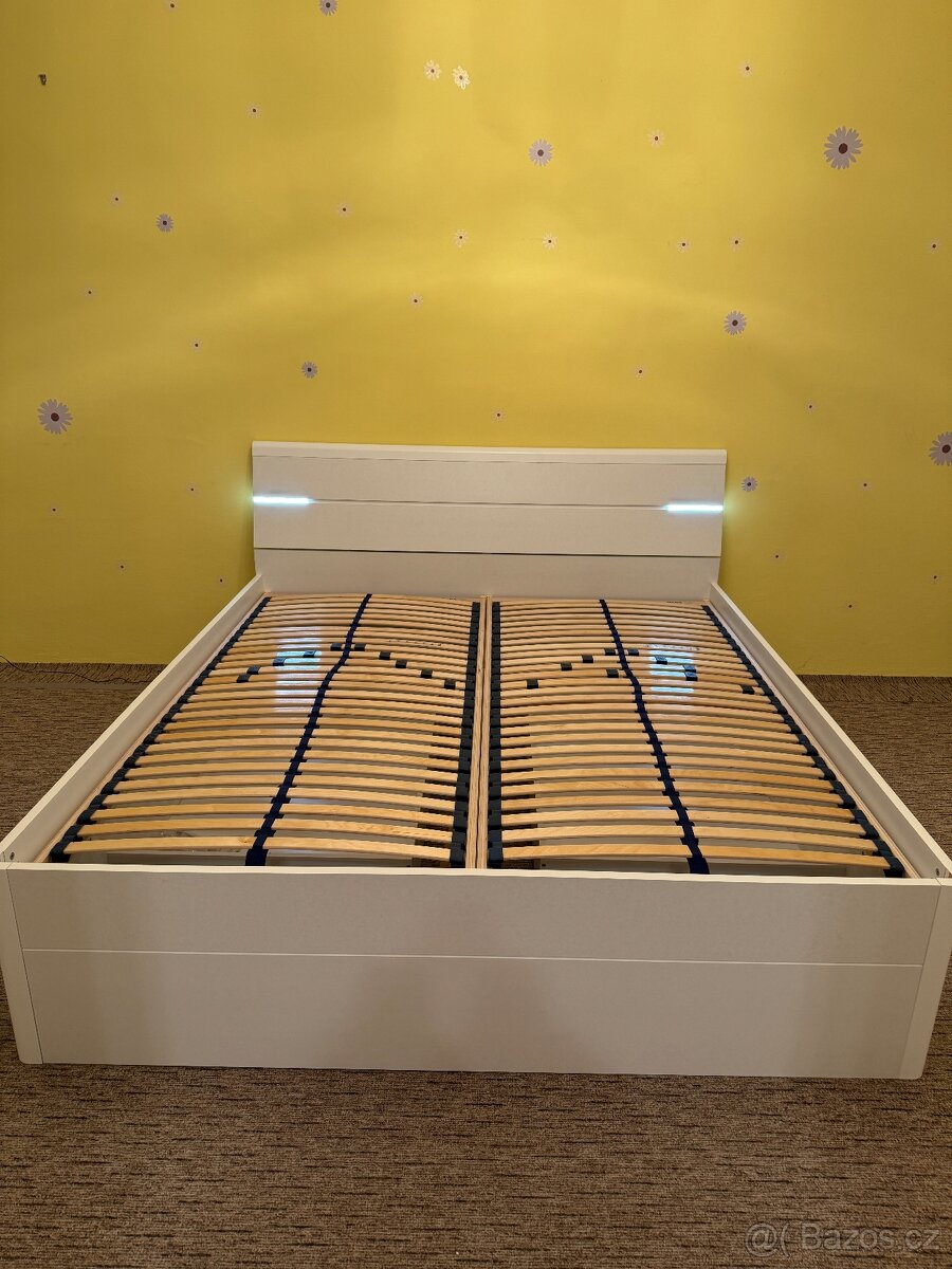 Bílá manželská postel 180x200 cm s osvětlením