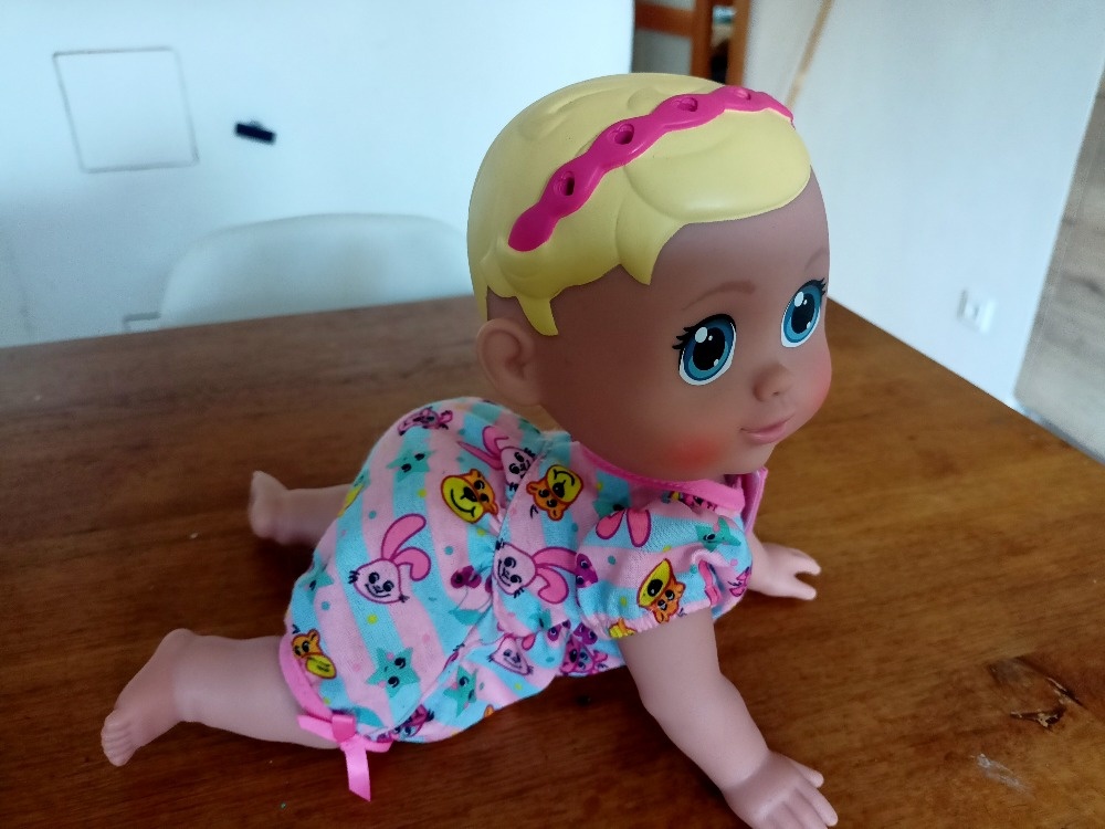 papenka baby born - lezoucí