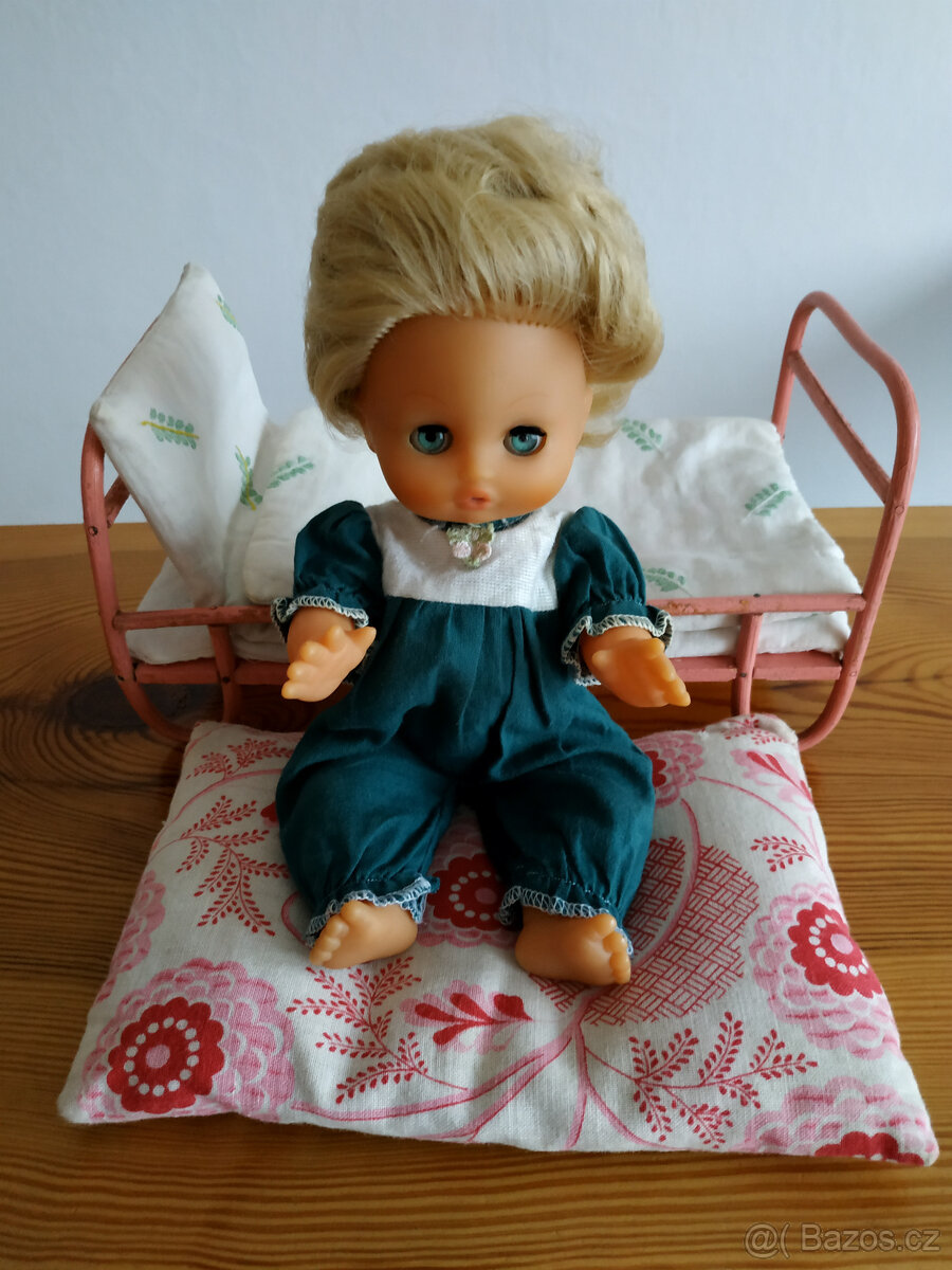 Retro sada - postýlka s přikrývkami a panenkou v bodýčku