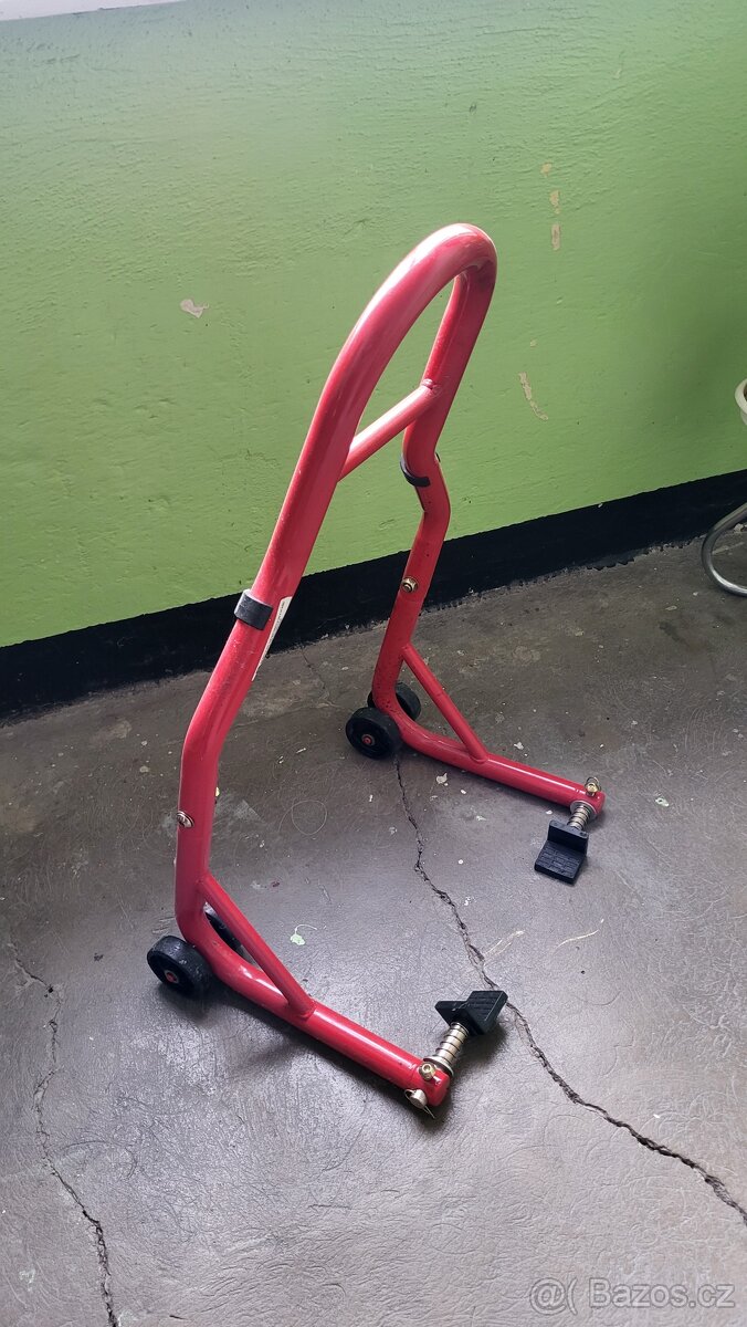 Zadní servisní stojan na motorku