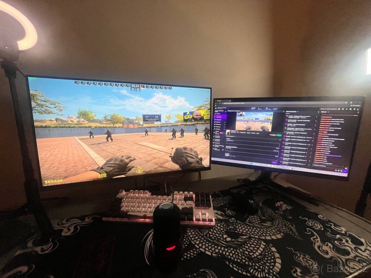 Počítač+ mikrofon+ klávesnice +myš + dva stoly