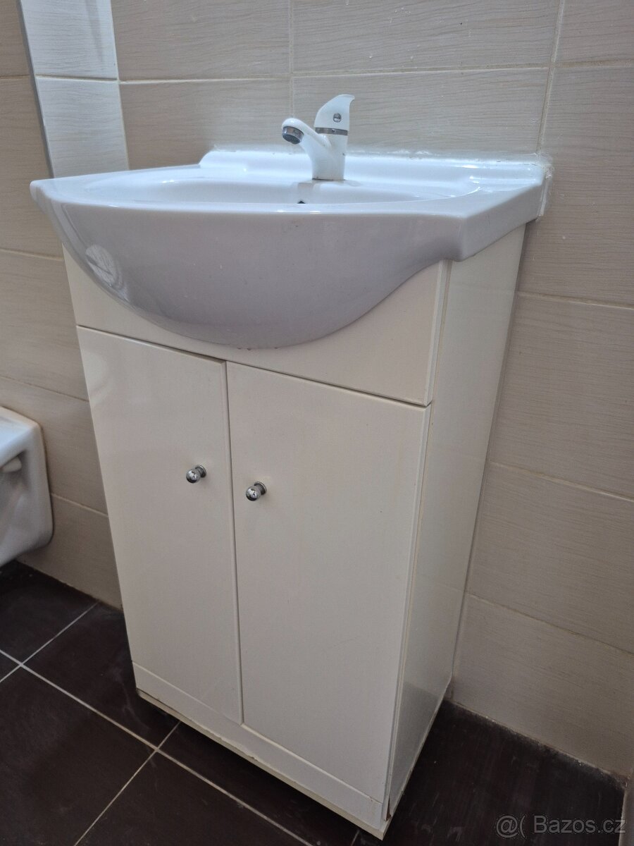 Umyvadlo se skříňkou šíře 50cm + baterie + výpusť