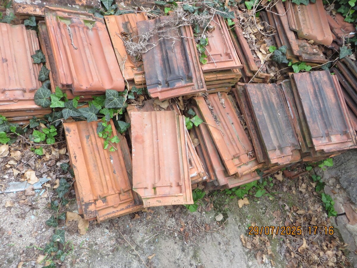 Nabízím starší střešní tašky a hřebenáče