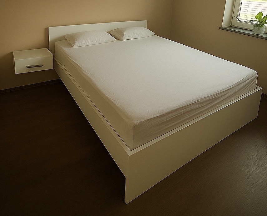 Postel 180x200 včetně roštu a nočních stolků
