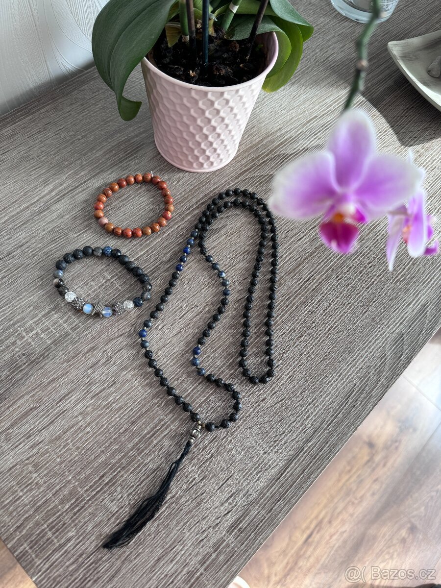 Náhrdelník a náramky z kamenů