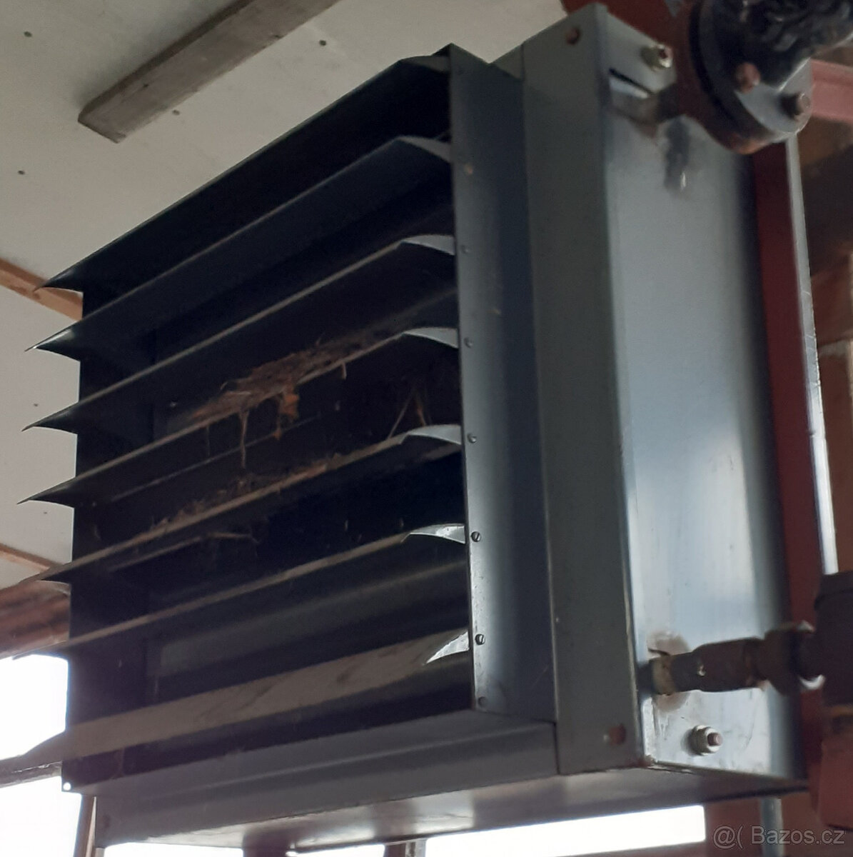 Teplovodní ohřívač vzduchu se žaluziemi a ventilátorem