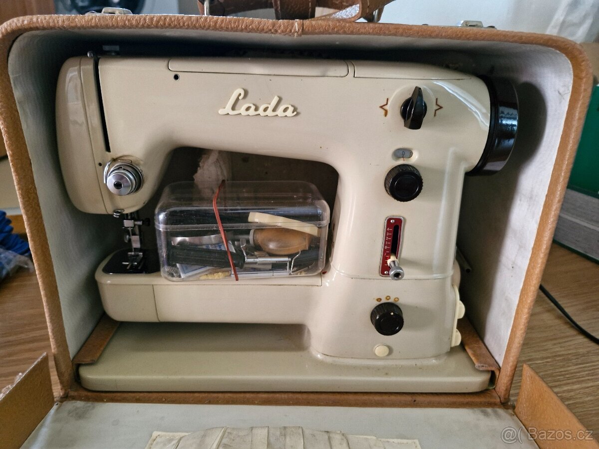 Retro šicí stroj Lada T 132