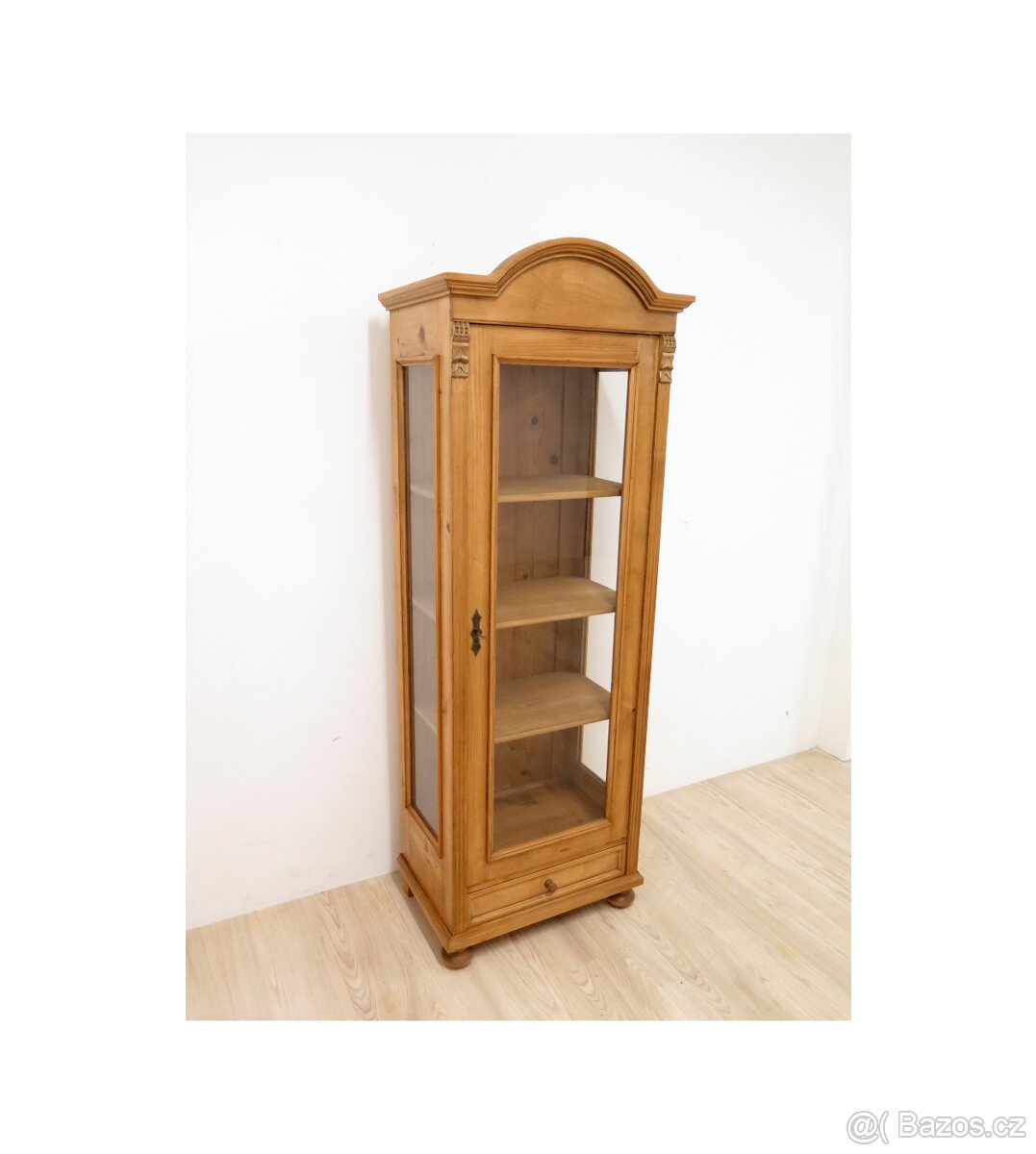 Vitrína ze smrkového masivu