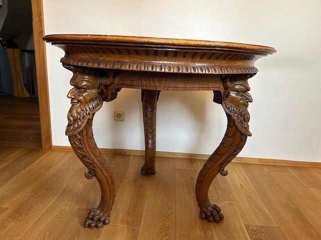 Prodam kulaty starozitny stul