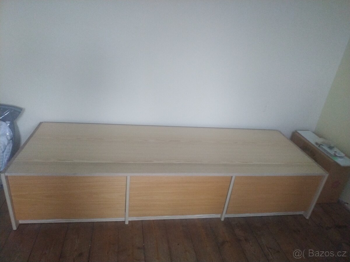 Podstavec pod skříň