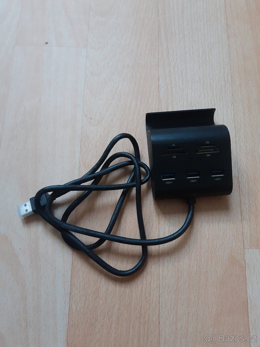 Ugreen USB 3.0 Hub čtečka karet se stojánkem na telefon
