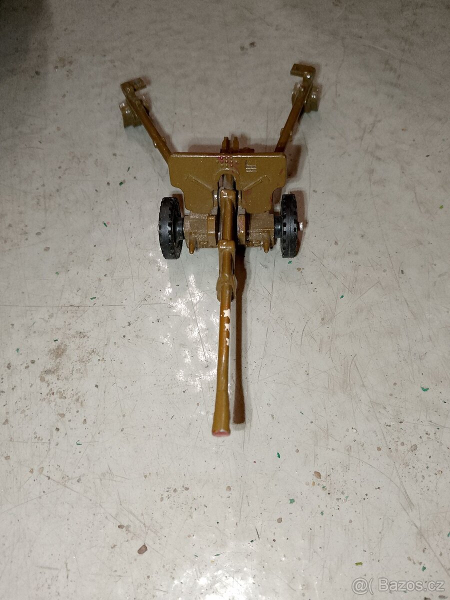 Kovový model děla