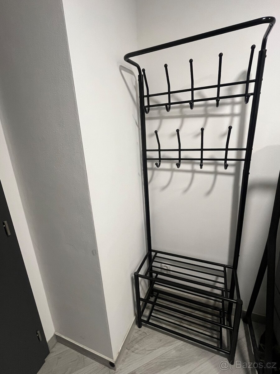 Kovový věšák na oblečenie