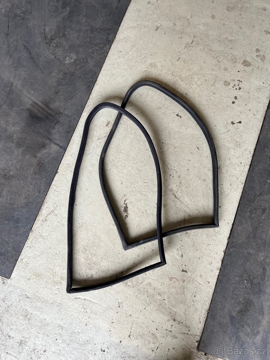 Černé těsnění zadních oken BMW e36 coupe