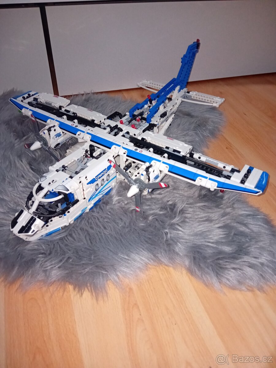 Lego technic nákladní letadlo