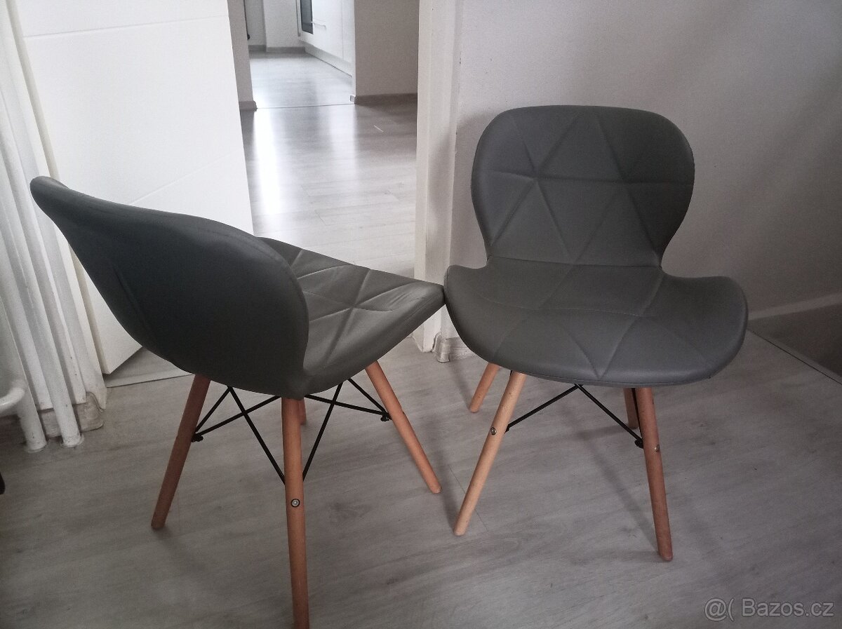 2x šedá židle ekokůže, dřevěné nohy