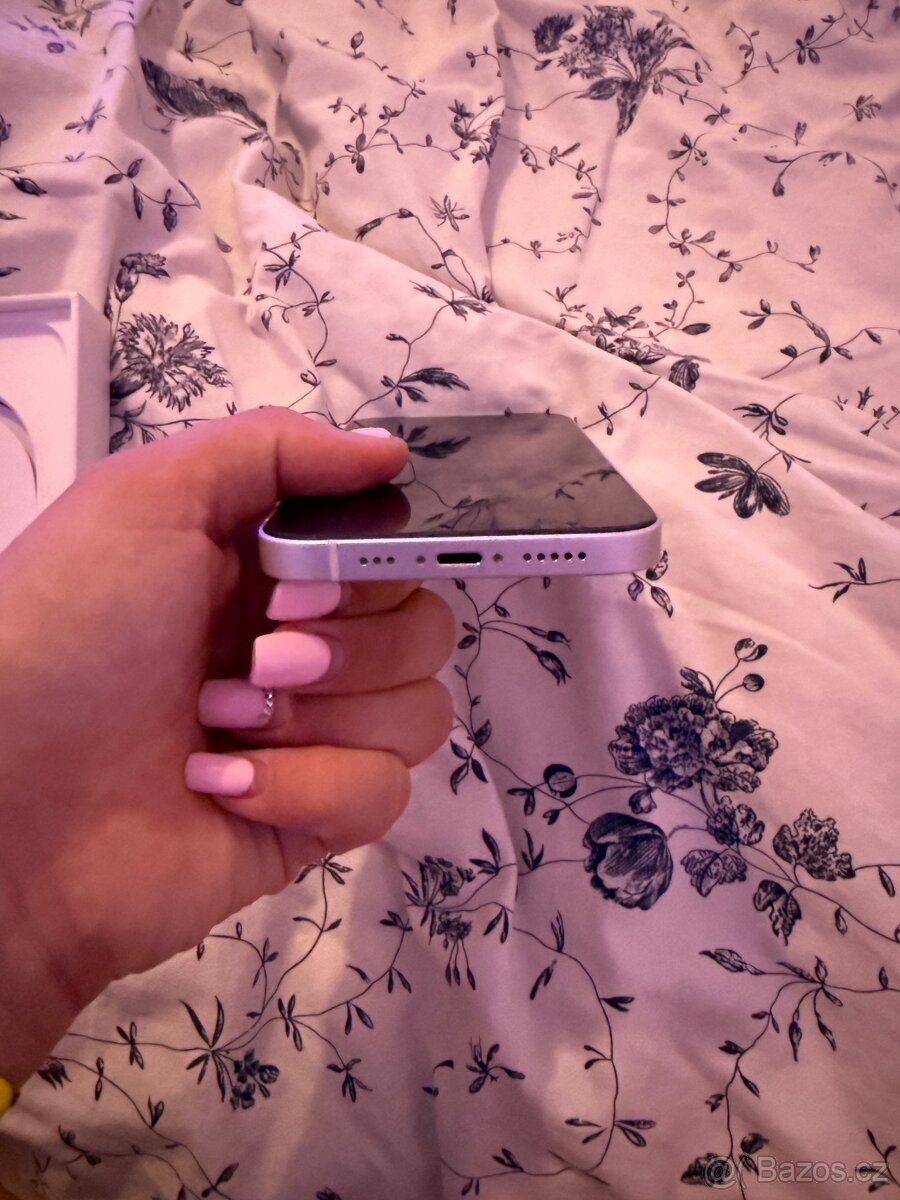 iPhone 12 bílý