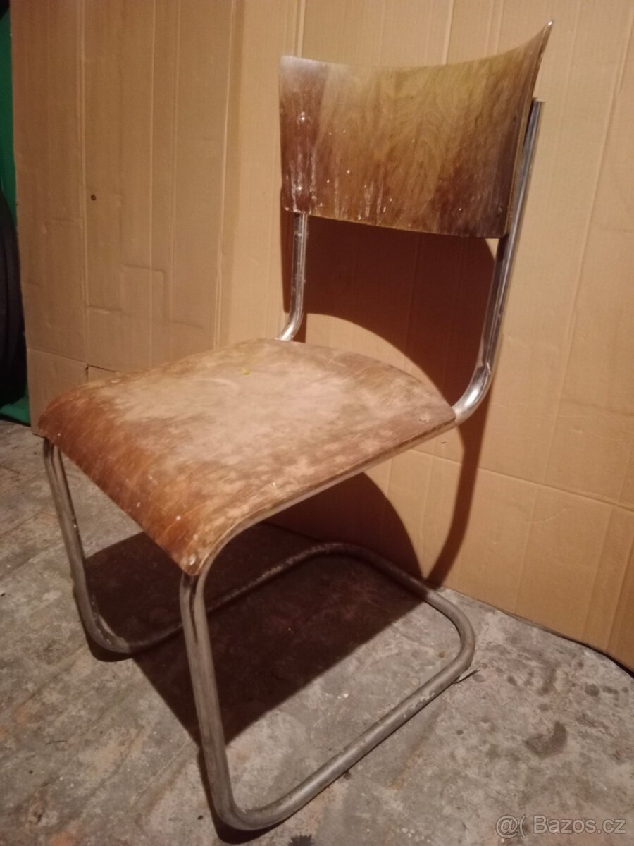 CHromovaná židle.