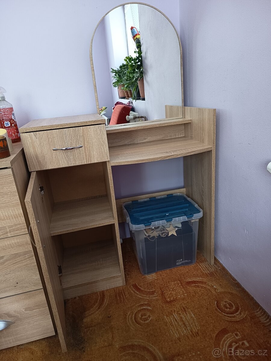 Toaletní stolek se zrcadlem