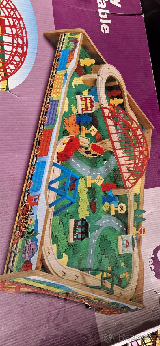 Stolek na drevene vlacky